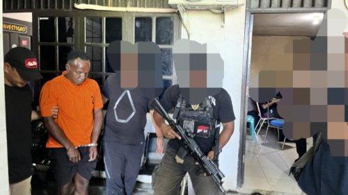 Buron KKB Salahmakan Tabuni yang Bakar Camp PT Unggul Ditangkap, Revolver Buatan Pindad Disita