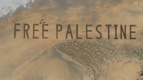 Seniman Sean Corcoran Bikin Seni Pasir "Free Palestine" di Sebelah Lapangan Golf Milik Donald Trump