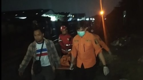 Wanita Penjual Kerupuk Tewas Tertabrak Kereta di Surabaya, Suami Korban Syok