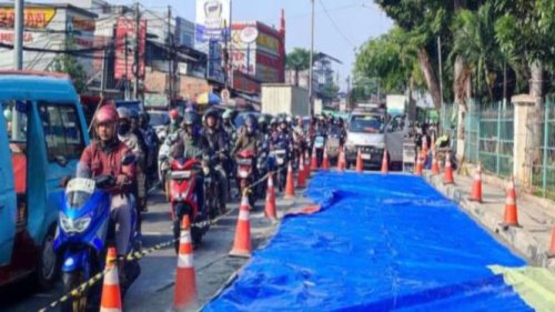Ada Proyek Pengecoran Jalan Dekat Halte Pasar Induk, Jalan Raya Bogor Jaktim Macet Sepanjang 2 Km
