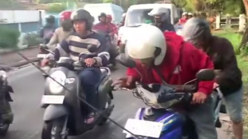 Pengendara Motor Alami Kecelakaan karena Kabel Terjuntai di Cengkareng