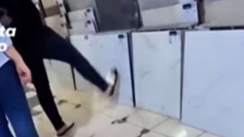 Gegara Tunjuk Keramik Pakai Kaki, Wanita Ini Diusir Pemilik Toko karena Dinilai Tidak Beretika