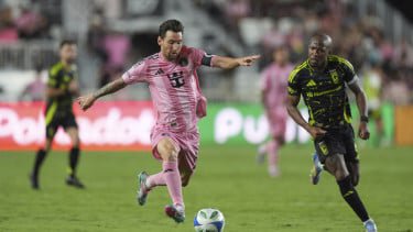 Para Kreator di Balik Gol: 11 Pemain dengan Assist Terbanyak Dunia