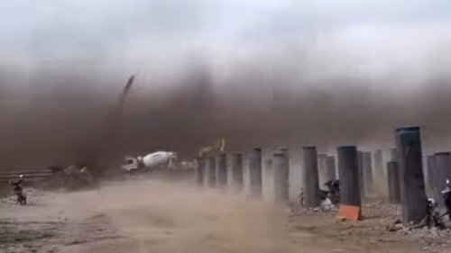 Angin Kencang Landa Jakarta Siang Ini, di Jakut Susana Mencekam Seperti Badai Gurun Pasir