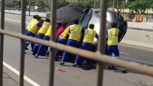 Nasib Apes Mobil Miliaran Rupiah, Terguling Saat Diangkut Truk Towing