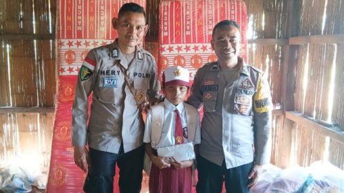 Bantuan Mengalir untuk Fania, Bocah SD yang Rawat Kakek dan Neneknya di Manggarai