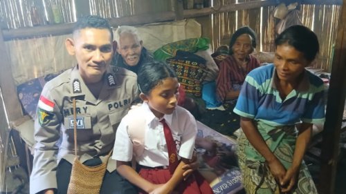 Perjuangan Bripka Hery ke Pelosok Manggarai Timur Bawa Bantuan ke Bocah 11 Tahun yang Merawat Sendiri Kakek dan Neneknya