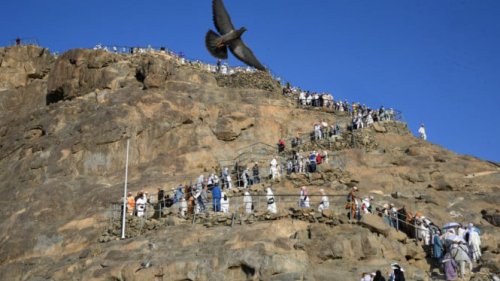 Foto Haji 2025: Ramai-ramai Naik Jabal Nur, Jemaah Antre ke Gua Hira