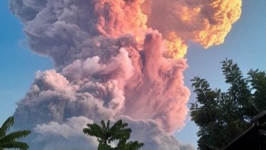 Gunung Lewotobi Laki-laki Erupsi 7 Kali dalam 6 Jam, Tertinggi Meletus 2.500 Meter dari Puncak