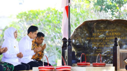 Bulan Bung Karno, Gubernur Khofifah Dampingi Wapres Gibran Ziarah ke Makam Bung Karno