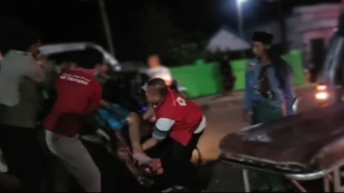 Truk Muatan Rokok Ilegal Terguling di Sampang usai Tabrakan dengan Pick-up