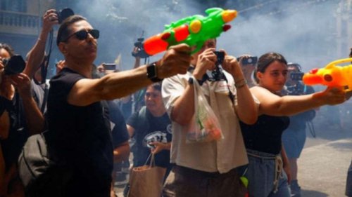 Spanyol Overtourism, Ribuan Warga Protes Semprot Turis Pakai Pistol Air