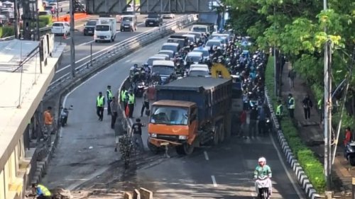 Penampakan Truk Tabrak Separator Busway Bikin Macet Jalan Gatot Subroto