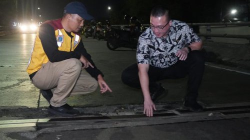 Tanggapi Aduan Warga, Legislator Jakarta Kenneth Tinjau Langsung Jalan Rusak di Flyover