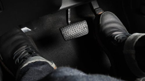Ternyata Gara-gara Ini Pengguna Mobil Matik Gak Boleh Pakai Dua Kaki