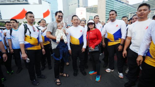 Momen Kapolri Berbaur dengan Warga di CFD Jakarta, Sarapan hingga Foto Bareng
