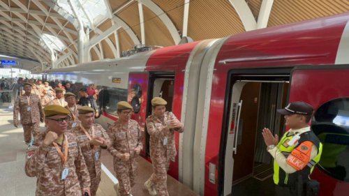 Naik Kereta Cepat Whoosh Kelas Ekonomi Premium, Puluhan Kepala Daerah Bakal Digembleng di IPDN Sumedang