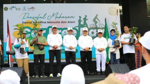 Awali Peaceful Muharam, Menag Bagikan Ratusan Bibit Pohon Untuk Sambut Tahun Baru Islam
