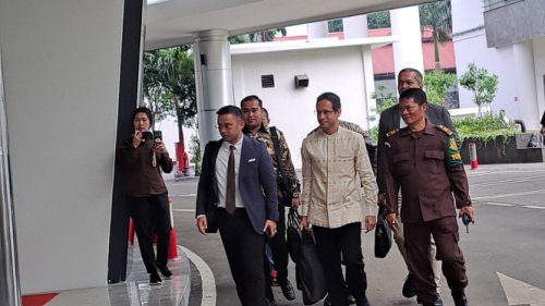 Nadiem Tiba di Kejagung untuk Diperiksa Kasus Dugaan Korupsi Pengadaan Laptop, Tenteng Tas Hitam