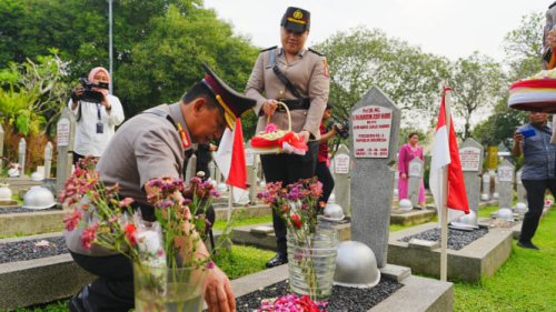 Kapolri Ziarah dan Tabur Bunga ke Makam BJ Habibie dan Hoegeng Jelang Hari Bhayangkara ke-79