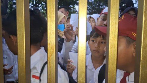 Demi Masuk SMP Favorit, Ratusan Calon Murid dan Orang Tua Berjubel Datang Sejak Subuh