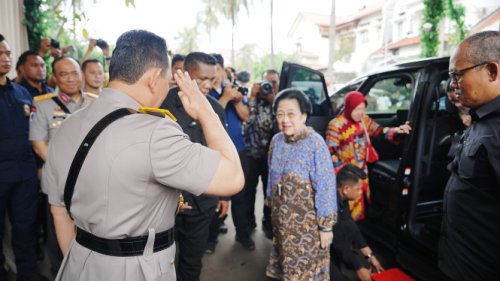 Momen Kapolri Hormat-Cium Tangan Megawati saat Ultah ke-100 Istri Hoegeng