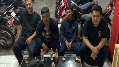 Viral Seorang Pria yang Sempat Depresi Curhat ke Petugas Damkar di Bandung