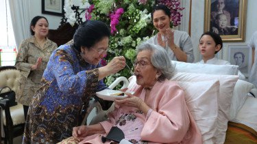 Presiden Prabowo Anugerahkan Bintang Bhayangkara untuk Eyang Meri Istri Jenderal Hoegeng