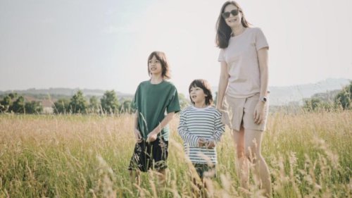 Nyaman dan Stylish, Intip Gaya Selebriti Ibu dan Anak Makin Kompak Saat Liburan
