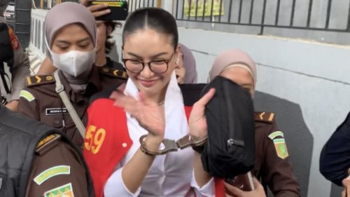 Tiba di Pengadilan, Nikita Mirzani Senyum Semringah Sambil Diborgol