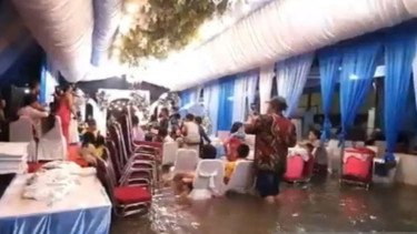 Pasangan Pengantin di Jakbar Nekat Terjang Banjir Demi Gelar Resepsi Pernikahan