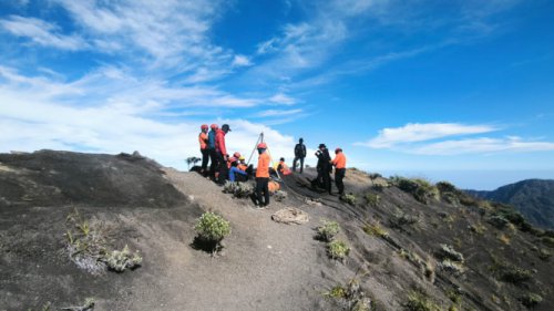Pendaki Brasil Terjebak di Tebing Rinjani, Tim SAR Siapkan Evakuasi Dramatis Pakai Helikopter