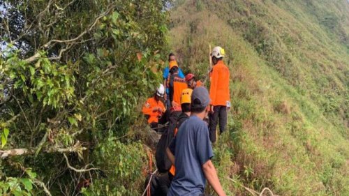 Tim SAR Gabungan Evakuasi Pendaki yang Tewas Setelah Jatuh ke Jurang Gunung Muria