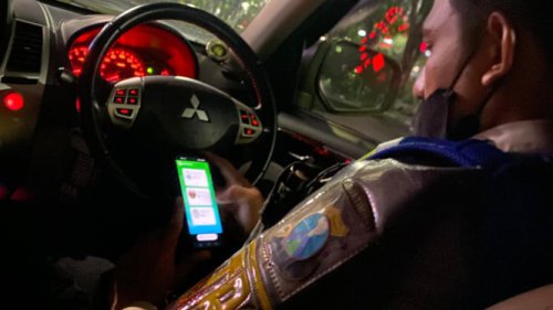 Diduga Peras Mahasiswa Ajukan Pinjol, Oknum Polisi Surabaya Ditahan Propam