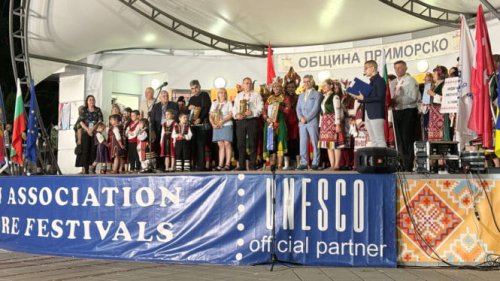 Bikin Bangga, SMA Labschool Kebayoran Sabet Juara Umum di Festival Folklore Internasional ke-21