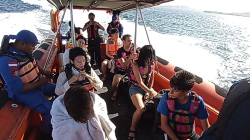 Gelombang Tinggi Bikin Kapal Wisata Anging Mamiri Terbalik, 8 Turis Asing Berhasil Diselamatkan