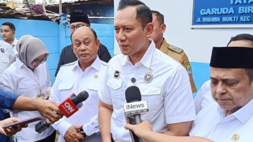 Menko AHY Serahkan 140 Sertipikat Tanah kepada Warga Kampung Kelahiran SBY