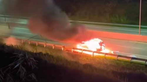 Penampakan Mobil Terbakar di Jalan Tol Semarang-Batang, Nyaris Merembet ke Alang-alang