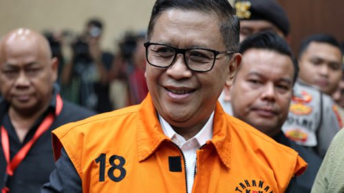 Pakai Rompi Tahanan Nomor 18, Hasto Ngaku Siap Dituntut Jaksa Hari Ini