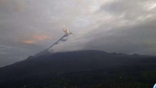 Gunung Semeru Kembali Erupsi, Kolom Abu Berwarna Putih hingga Kelabu