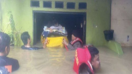 Polisi Evakuasi Warga Terdampak Luapan Kali Ciliwung di Kebon Pala