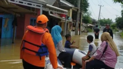 Banjir Rendam Ratusan Rumah di Karawang, Warga Dievakuasi