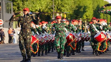 Gagah! Penampakan Prajurit TNI Berlatih di Champs-&Eacute;lys&eacute;es Paris Jelang Bastille Day