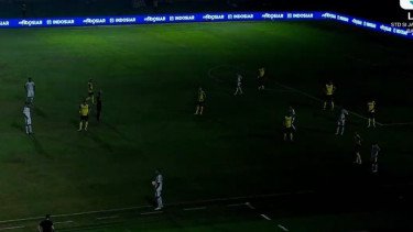 Parah, Mati Lampu Bikin Laga Arema Vs Oxford United di Piala Presiden 2025 Sempat Terhenti