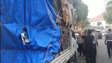 Tangkapan layar video pikap bawa motor bodong