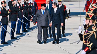Tiba di Paris, Prabowo Bakal Penuhi Undangan Macron Hadiri Bastille Day