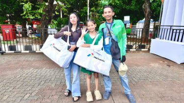 Bantuan Perlengkapan Sekolah untuk Anak Ojek, Pertamina Berdayakan Produk Lokal
