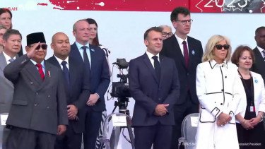 Hormat Presiden Prabowo saat Kontingen Indonesia Tampil di Bastille Day