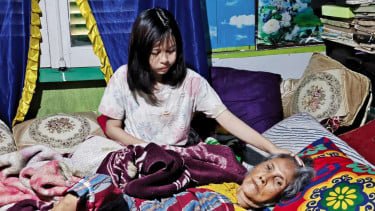 Remaja Ini Rawat Nenek Sendiri Setelah Orang Tuanya Ditahan karena Warisan