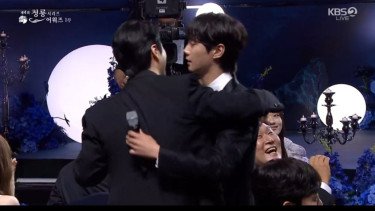 Momen Lee Jun Hyuk dan Lee Junyoung Jadi Sorotan di Blue Dragon Series Awards